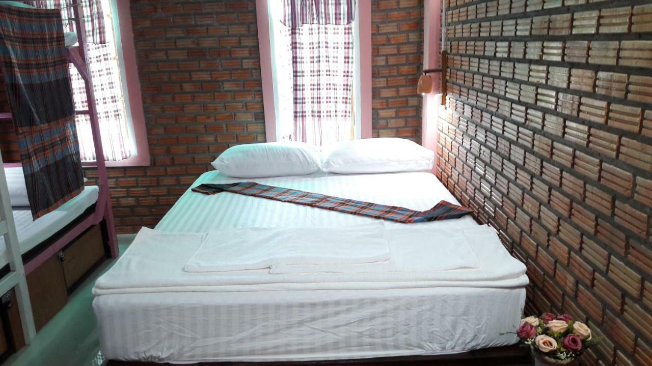 Auberge de jeunesse Sun smile à Ubon Ratchathani Extérieur photo